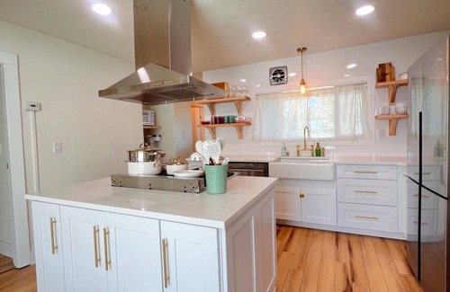 Downtown Anchorage House | 2-bedroom house in downtown Anchorage with WiFi, free parking and huge yar