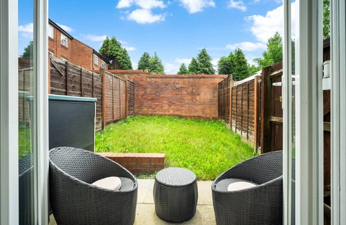 Oldbury House | 2 Bedroom House - Parking - Garden - Oldbury