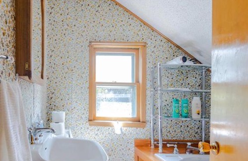 Des Moines House | 2 Bedroom House with Outdoor Oasis Near Downtown