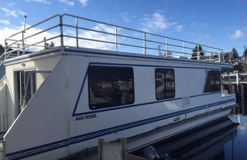 Gig Harbor Boat Rental | 2 bedroom houseboat available in Gig Harbor for rent.