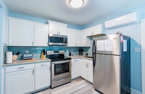 St. Pete Beach Condo | 2 bedroom King Suite Courtyard Pool View 4 min walk to Upham beach! Unit 6