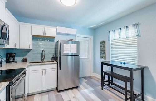 St. Pete Beach Condo | 2 bedroom King Suite Courtyard Pool View 4 min walk to Upham beach! Unit 6