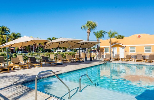 St. Pete Beach Condo | 2 bedroom King Suite Courtyard Pool View 4 min walk to Upham beach! Unit 6