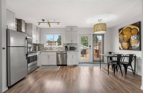 Cedarbrae House | 2 Bedroom/King Suite/Large Yard/Near Spruce Meadows