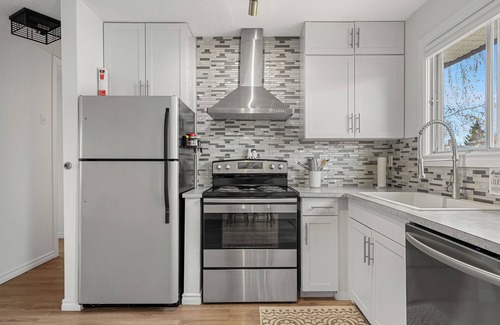 Cedarbrae House | 2 Bedroom/King Suite/Large Yard/Near Spruce Meadows