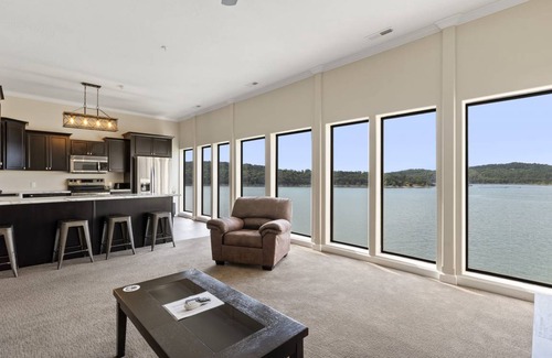 Ridgedale Hotel | 2 Bedroom Lake View Villa - Unit 405