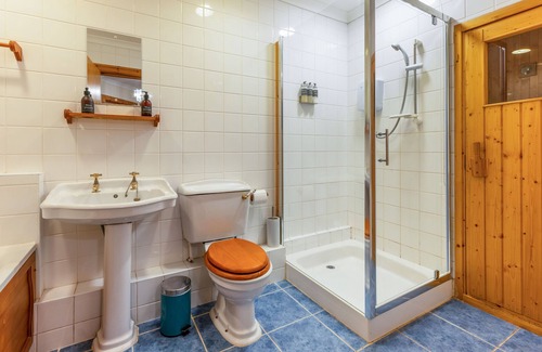 Portsonachan Cabin | 2 Bedroom Lodge With Hot Tub & Sauna , Full kitchen, Lounge, 2 Bathrooms