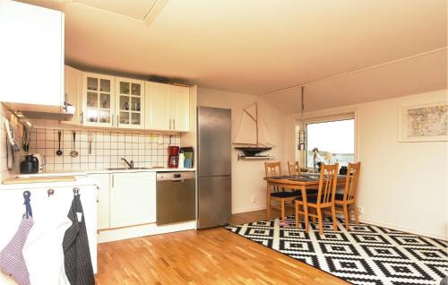 Kungshamn Apartment | 2 Bedroom Lovely Apartment In Väjern