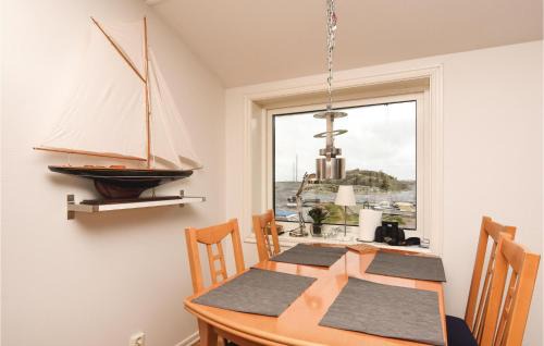 Kungshamn Apartment | 2 Bedroom Lovely Apartment In Väjern