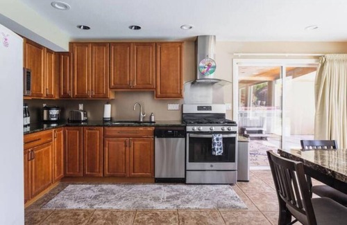 Bellevue Apartment | 2 Bedroom luxury apartment with full kitchennn