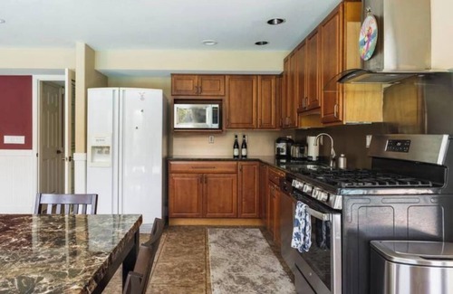 Bellevue Apartment | 2 Bedroom luxury apartment with full kitchennn
