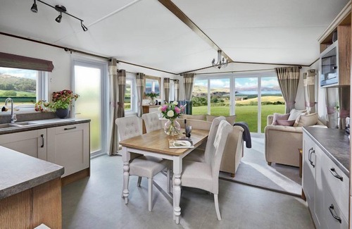 Newton Apartment | 2 Bedroom Luxury caravan pet friendly Near Beach