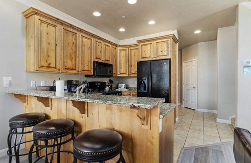 Ogden Condo | 2 Bedroom Luxury Condo near Pineview and Snowbasin - Sleeps 4 LS43A