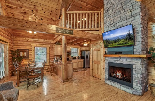 Gatlinburg - Pigeon Forge Cabin | 2 Bedroom Luxury Gatlinburg Cabin Minutes to Downtown