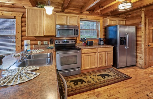 Gatlinburg - Pigeon Forge Cabin | 2 Bedroom Luxury Gatlinburg Cabin Minutes to Downtown