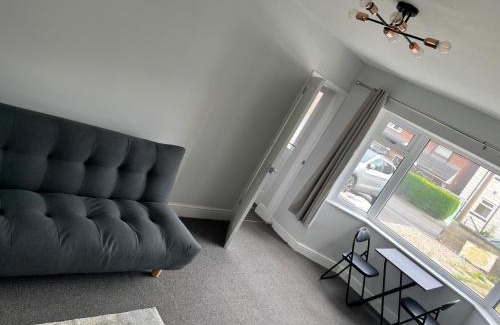 Ilkeston House | 2 bedroom minimalist home from home with parking
