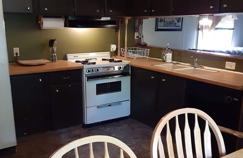 Henrieville House | 2-bedroom mobile home just 15 minutes to Bryce Canyon National Park