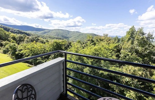 Gatlinburg Condo | 2 bedroom mountaintop condo with indoor and outdoor pools