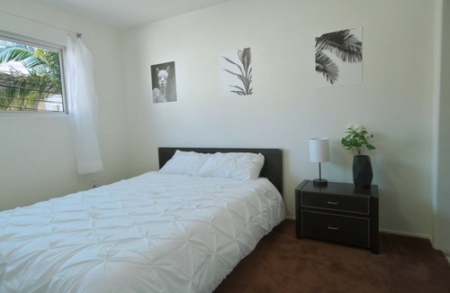 North Pine Apartment | 2 Bedroom Near Shopping, Nightlife, Walk to the Ocean, Sightsee or Relax