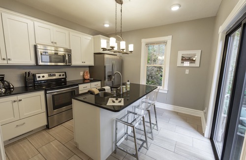Dubuque House | 2 bedroom newly remodeled townhouse
