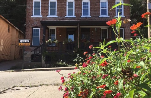 Dubuque House | 2 bedroom newly remodeled townhouse