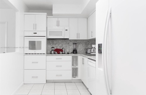 Sunny Isles Beach Condo | 2 bedroom plus den in Sunny Isles Beach 5 minute walk to the beach