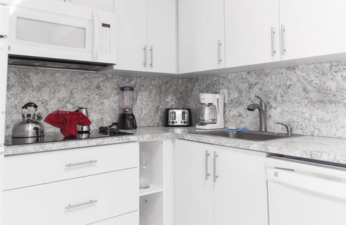 Sunny Isles Beach Condo | 2 bedroom plus den in Sunny Isles Beach 5 minute walk to the beach