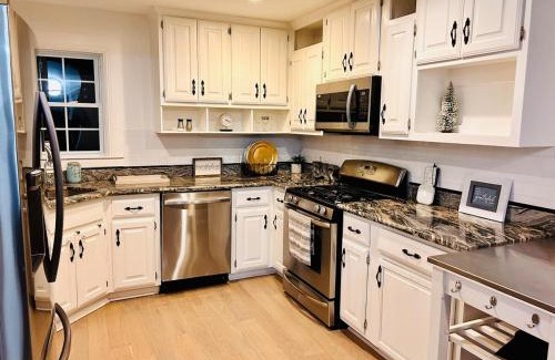 Pflugerville Villa | 2 bedroom retreat with sunroom close to techridge