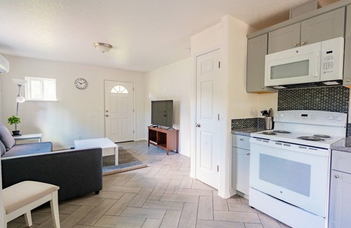 Dorena House | 2 bedroom Riverfront Home, 5 mins from the lake!
