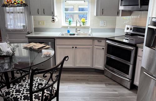 Homosassa Cottage | 2-bedroom sleeps 4, waterfront cottage and mooring near Homosassa Springs
