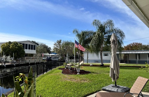 Homosassa Cottage | 2-bedroom sleeps 4, waterfront cottage and mooring near Homosassa Springs