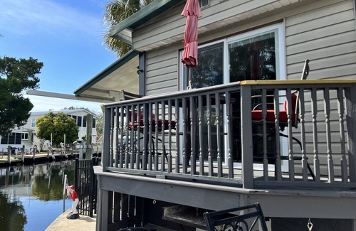 Homosassa Cottage | 2-bedroom sleeps 4, waterfront cottage and mooring near Homosassa Springs