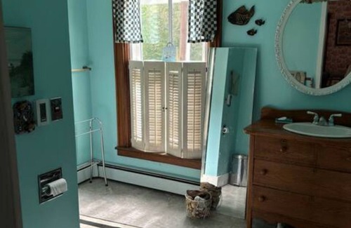 Fair Haven Apartment | 2-bedroom sleeps 6 apartment in Fair Haven AC Screen Porch - Food, Music, Beach