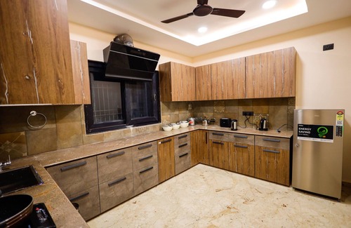 Mahmoorganj Apartment | 2-bedroom spacious apartment with large TV, AC, WiFi nr Kashi Vishwanath Temple