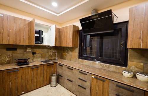 Mahmoorganj Apartment | 2-bedroom spacious apartment with large TV, AC, WiFi nr Kashi Vishwanath Temple
