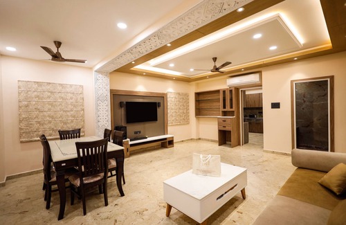 Mahmoorganj Apartment | 2-bedroom spacious apartment with large TV, AC, WiFi nr Kashi Vishwanath Temple