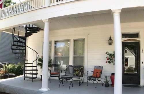 Eureka Springs Historic District Apartment | 2 Bedroom Suite in Historic B&B, Breakfast Include