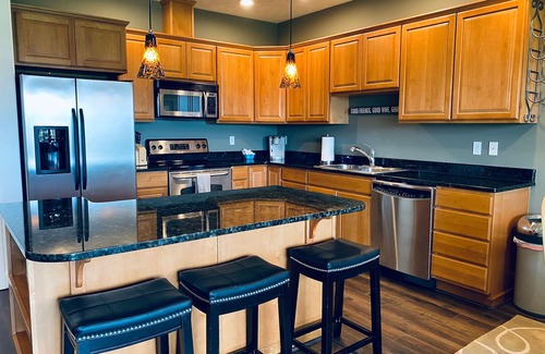 Quincy House | 2-bedroom townhome in enjoyable Crescent Bar with WiFi, AC, fitness room