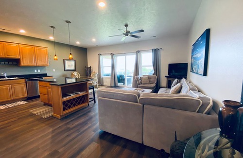 Quincy House | 2-bedroom townhome in enjoyable Crescent Bar with WiFi, AC, fitness room