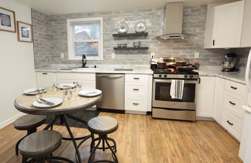 Waveland Park House | 2-bedroom vacation home just 3 minutes drive to Drake University