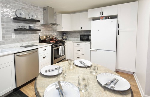 Waveland Park House | 2-bedroom vacation home just 3 minutes drive to Drake University