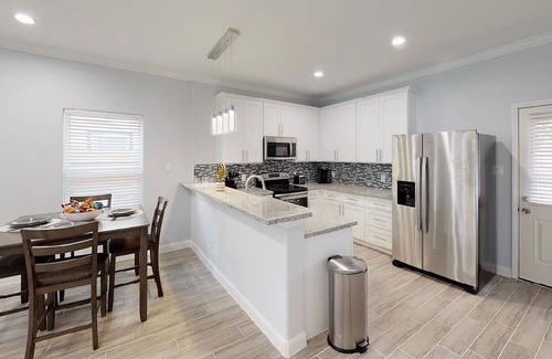 Southeast Houston House | 2 bedroom w/upstairs balcony attached to master