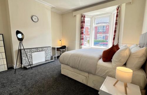 Heaton Apartment | 2 Bedrooms, 1 Bathroom, Fast Wifi, Apple TV, Netflix, Free Parking, 20 PERCENT OFF LONG STAYS