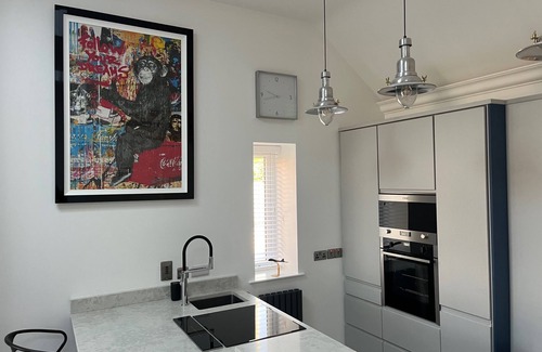 Buncrana Cottage | 2 Bedrooms - 5 Guests - Fireplace - Near Beach