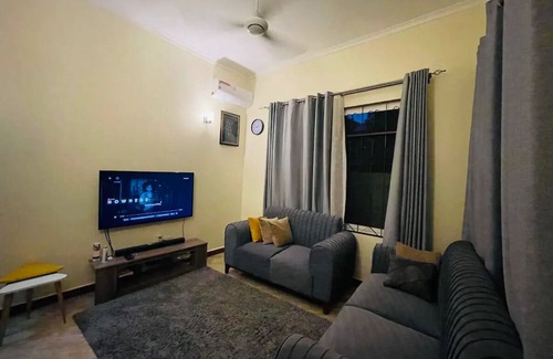 Mbezi Beach House | 2 Bedrooms Cozy Apartment Wi-Fi Hot Shower Netflix