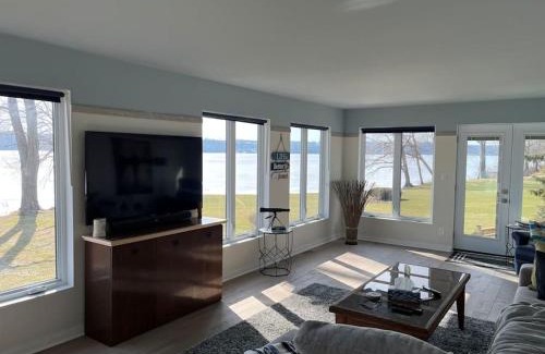 Adolphustown House | 2 Bedrooms Holiday Homes In Deseronto
