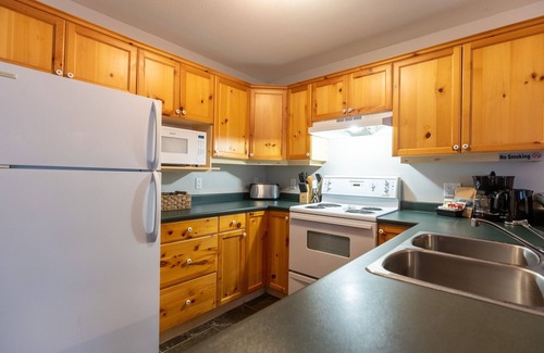 East Kootenay Condo | 2 Bedrooms l Sleeps 4 Adults l Hot Tub