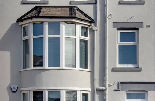 South Shore Apartment | 2 Bedrooms Sleeps 7 Near Top Blackpool Attractions