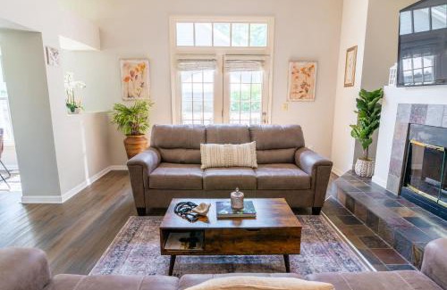 Cary House | 2 Beds, Kids Friendly ,Jaccuzzi Tub,Walk to Food Lion,Restaurant, Keurig , sleep noise machine,Crib,5G