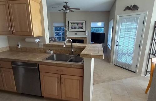 Oro Valley Condo | 2-bes, 2-bath condo in Oro Valley, fireplace, WiFi, AC, fitness room, pool/spa.